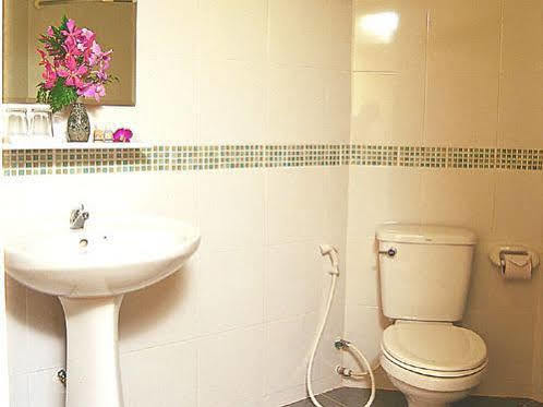 Tj Guesthouse Pattaya Buitenkant foto